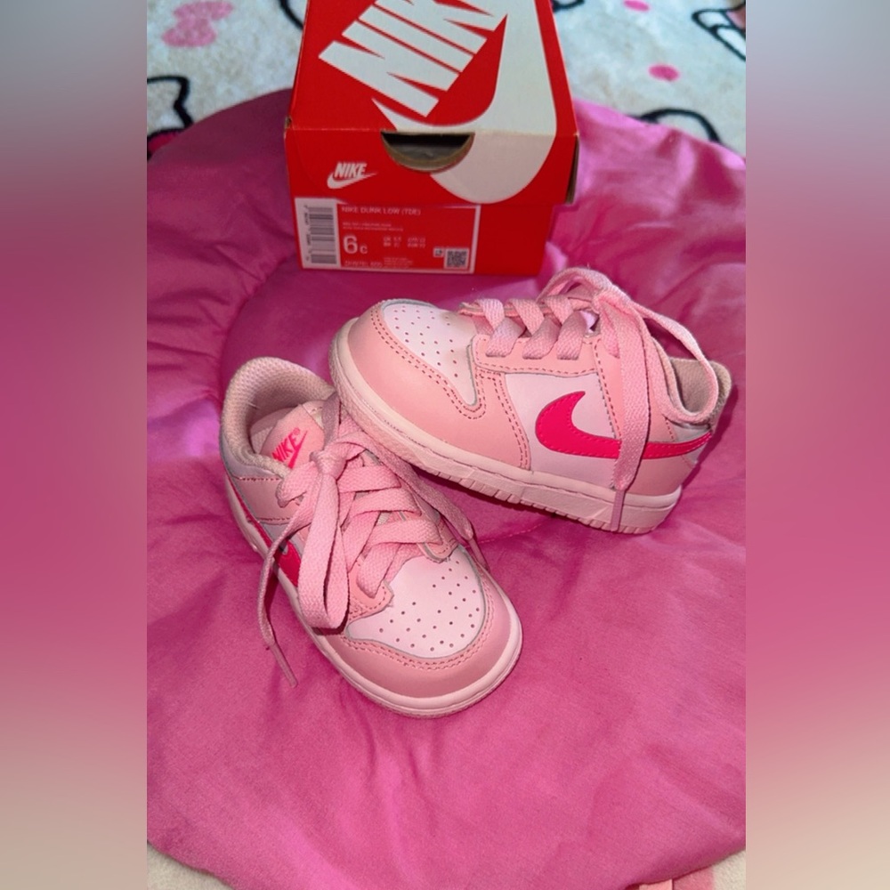 Nike Dunk Triple Pink